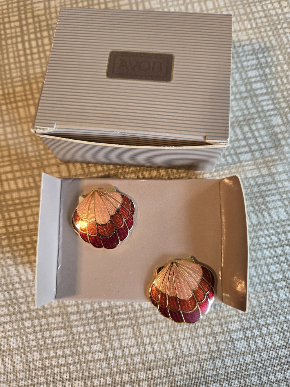 Avon VTG Post earrings. Shell Cloisonne. Gold-Tone. - Picture 4 of 9